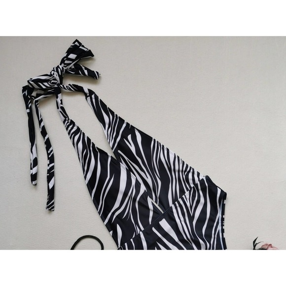 Plus Size Sexy One-Piece Bikini Swimsuit - Picture 10 of 12